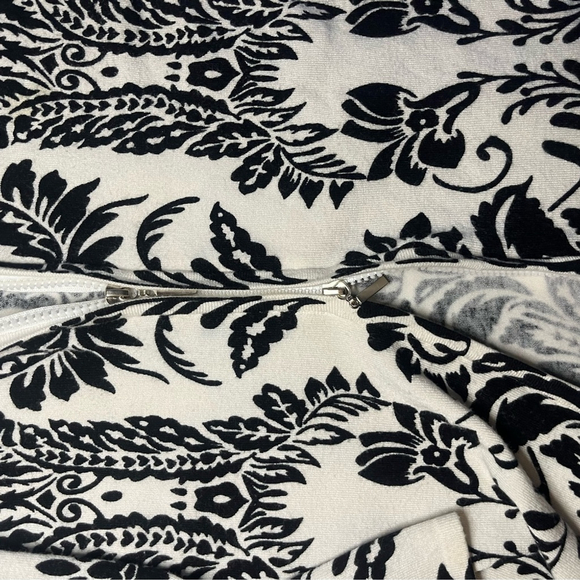 Black and White floural Patterned double zipper Sweater - Picture 9 of 9